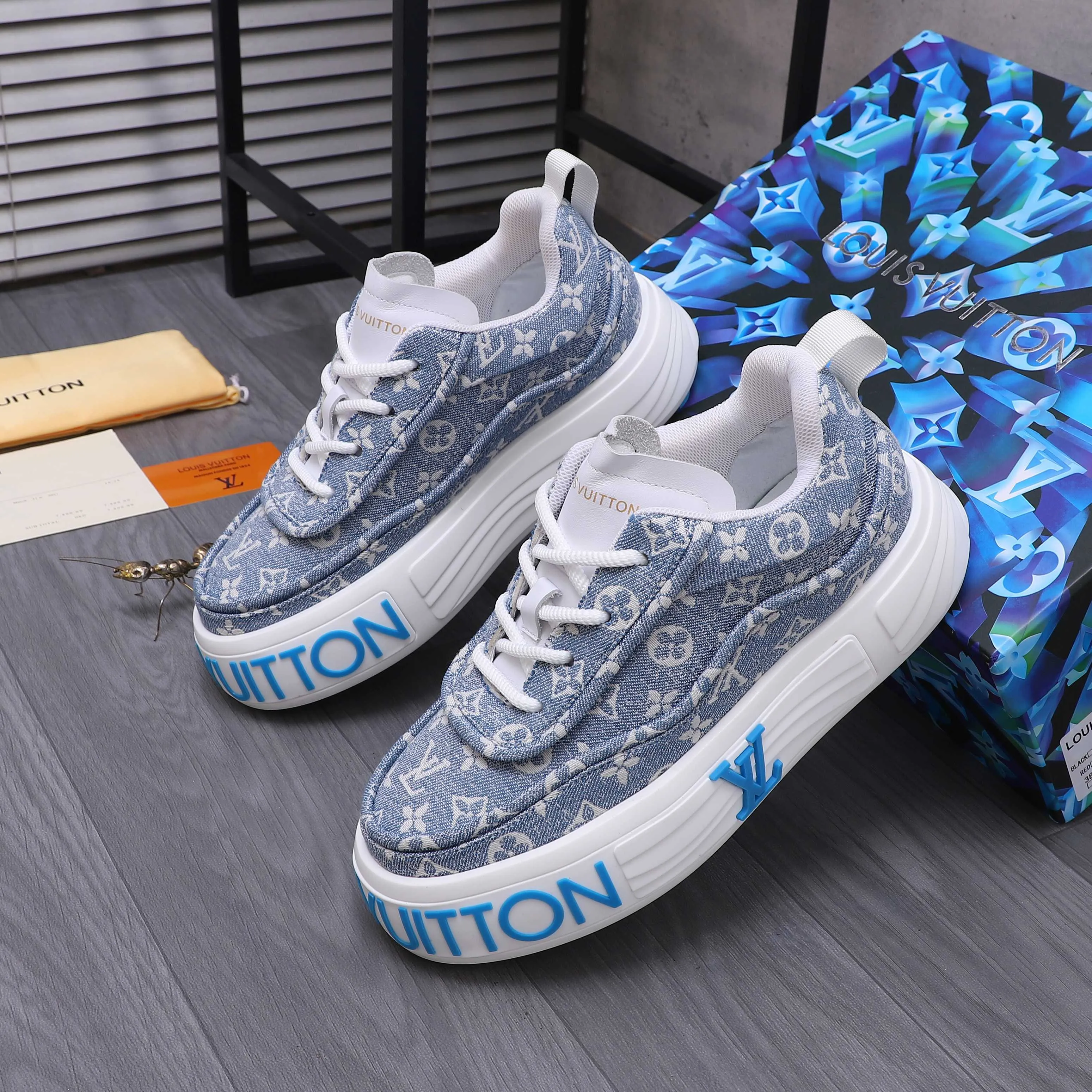 Men's shoes 💰560 Product trademark: LV [Louis Vuitton] casual shoes, regular size. Size: 38-46 (38.45.46 is custom-made and non-returnable) Product materials: Selected breathable denim woven upper, cowhide insole, mesh lining, original outsole